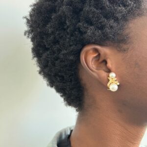 Foto gioiello indossata: orecchini a lobo in oro giallo con diamanti e due perle