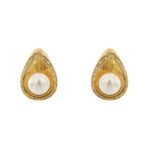 Orecchini a lobo in oro giallo 18 kt a froma di goccia con 2 perle d'acqua salata (diametro 6.5-7 mm) e 38 diamanti, taglio brillante totale 0,38 ct - colore FG e purezza VS; chiusura con perno e farfallina.