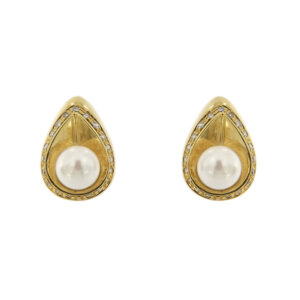 Orecchini a lobo in oro giallo 18 kt a froma di goccia con 2 perle d'acqua salata (diametro 6.5-7 mm) e 38 diamanti, taglio brillante totale 0,38 ct - colore FG e purezza VS; chiusura con perno e farfallina.