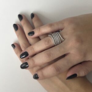 Foto gioiello indossata: anello in oro bianco a fascia con diamanti