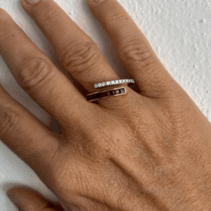 Foto gioiello indossata: anello due ori con rubini e diamanti Alfieri & St. John