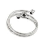 retro e interno di anello oro bianco con diamanti