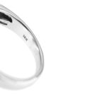 zoom dettaglio incisione di 18k su anello contrarie con diamanti