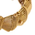 bracciale tank a fascia oro giallo zoom dettaglio chiusura di sicurezza