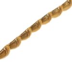 profilo dettaglio di bracciale oro giallo tank a fascia