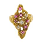 anello oro giallo con rubini e diamanti frontale