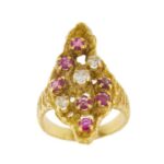 Anello forma rombica in oro giallo 18 kt, lavorato come oro grezzo con 7 rubini da 0.15 ct cad. totale 1.05 ct e 3 diamanti taglio brillante: 1 da 0.18 ct e 2 da 0.10 ct cad. totale 0.38 ct - colore FG e purezza VVS.