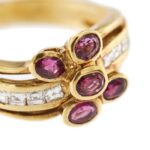 zoom dettaglio rubini e diamanti su anello in oro giallo