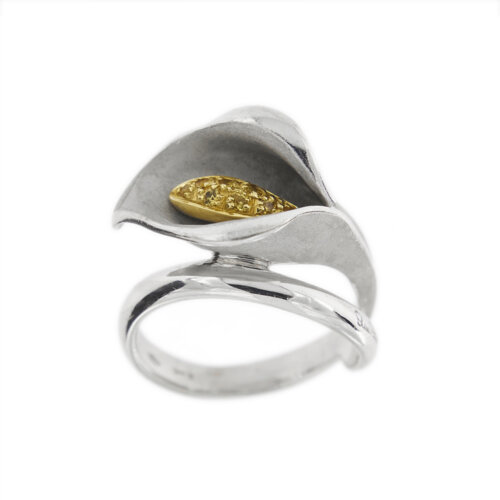 Anello a forma di fiore calla in oro bianco con gambo, la spata è opacizzata e la spadice in oro giallo 18 kt con 8 zaffiri gialli da 0.01 ct cad. Collezione Calla, il fiore iconica del brand, è caratterizzata da immancabili giochi dati dalla finitura Aetherna che conferiscono profondità e movimenti al fiore.