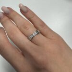 Foto gioiello indossata: anello fede Tiffany con diamanti in oro bianco