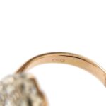 dettaglio punzone 750 oro di anello a fiore in oro con diamanti
