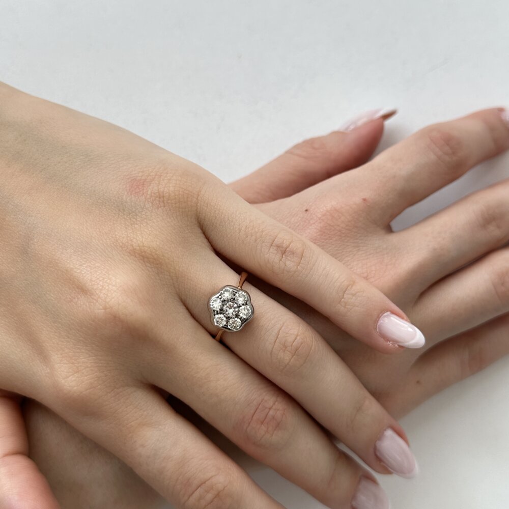 Foto gioiello indossata: anello fiore diamanti vintage