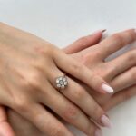 Foto gioiello indossata: anello oro rosa a forma di fiore con diamanti