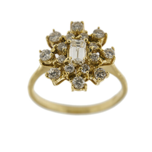 Anello a fiore in oro giallo 18 kt con 17 diamanti di cui 1 centrale taglio baguette da 0.45 ct e 17 taglio brillante: 8 da 0.06 ct cad. e 8 da 0.03 ct cad. totale 1.17 ct - colore FG e purezza VS.