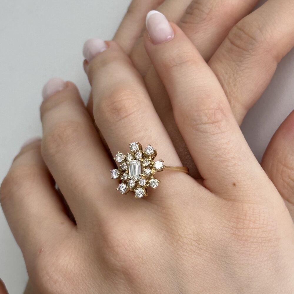 Foto gioiello indossata: anello oro diamanti fiore