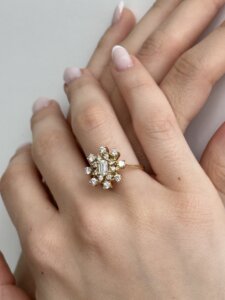 Foto gioiello indossata: anello oro diamanti fiore