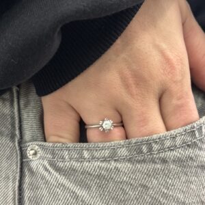 Foto gioiello indossata: anello solitario in oro bianco con diamante