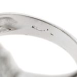 zoom dettaglio incisione punzone 750 oro di anello due ori con zaffiro e diamanti