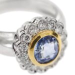 zoom dettaglio zaffiro e diamanti di anello due ori con zaffiro e diamanti