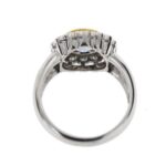 retro e interno di anello due ori con zaffiro e diamanti