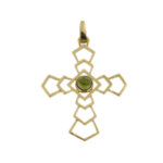 Ciondolo a croce traforata in oro giallo 18 kt con in centro una tormalina verde rotonda, taglio cabochon da 1 ct.