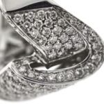 zoom dettaglio diamanti su anello oro bianco