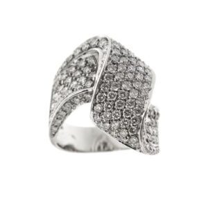 Anello a fascia ondulata in oro bianco 18 kt con 150 diamanti, totale 4.50 ct - colore FG e purezza VS.