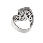 retro e interno di anello oro bianco con diamanti