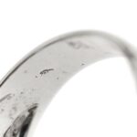 zoom dettaglio incisione punzone 750 oro di anello a fascia ondulata in oro bianco con diamanti