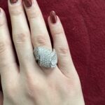 Foto gioiello indossata: anello oro bianco con diamanti alta gioielleria