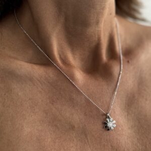 Foto gioiello indossata: collana con ciondolo a margherita in oro bianco