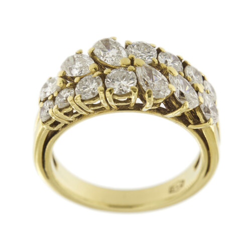 Anello doppia riviere in oro giallo 18 kt con 6 diamanti a goccia: 4 da 0.25 ct, 2 da 0.20 ct e 8 diamanti taglio brillante: 2 da 0.15 ct cad., 2 da 0.12 ct, 2 da 0.08 ct cad. e 2 da 0.07 ct cad. totale 2.24 ct - colore FG e purezza VS.