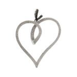 Ciondolo a forma di cuore in oro bianco 18 kt impreziosito da 253 diamanti, di cui 238 da 0.01 ct cad. - colore FG e purezza VS; 15 diamanti neri da 0.02 ct cad. totale 2.68 ct.