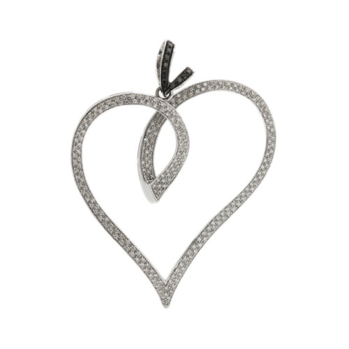 Ciondolo a forma di cuore in oro bianco 18 kt impreziosito da 253 diamanti, di cui 238 da 0.01 ct cad. - colore FG e purezza VS; 15 diamanti neri da 0.02 ct cad. totale 2.68 ct.