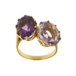 Anello in oro giallo 18 kt con 2 ametiste ovali e sfaccettate da 5 ct cad.