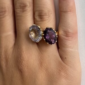 Foto gioiello indossata: anello in oro giallo con ametiste di due tonalità di viola