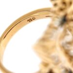 zoom dettaglio incisione punzone 750 oro su anello vintage oro giallo con zaffiri e lapislazzuli