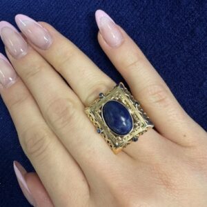 Foto gioiello indossata: anello vintage in oro con lapislazzuli