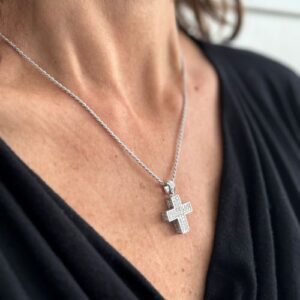 Foto gioiello indossata: collana oro bianco con ciondolo croce con diamanti