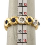 anello eternelle in oro bianco e in oro giallo con diamanti e zaffiri foto su fuso per misura gioiello mano dito 14