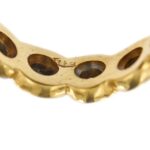 zoom dettaglio punzone 750 oro su interno di anello in oro giallo e in oro bianco con diamanti e zaffiri eternity