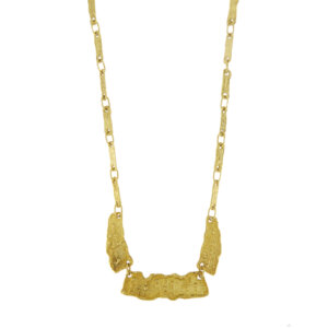 Collier in oro giallo 18 kt lavorazione cesellata grezza e scultorea, maglia a segmenti con in centro 3 piastrine, chiusura a casetta e sicura.