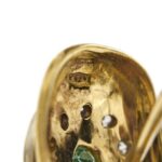 zoom dettaglio incisione interna e punzone 750 oro di orecchini oro giallo con diamanti e smeraldi