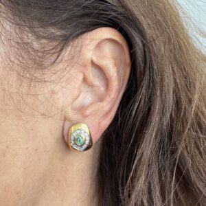 Foto gioiello indossata: orecchini oro giallo con diamanti e smeraldi