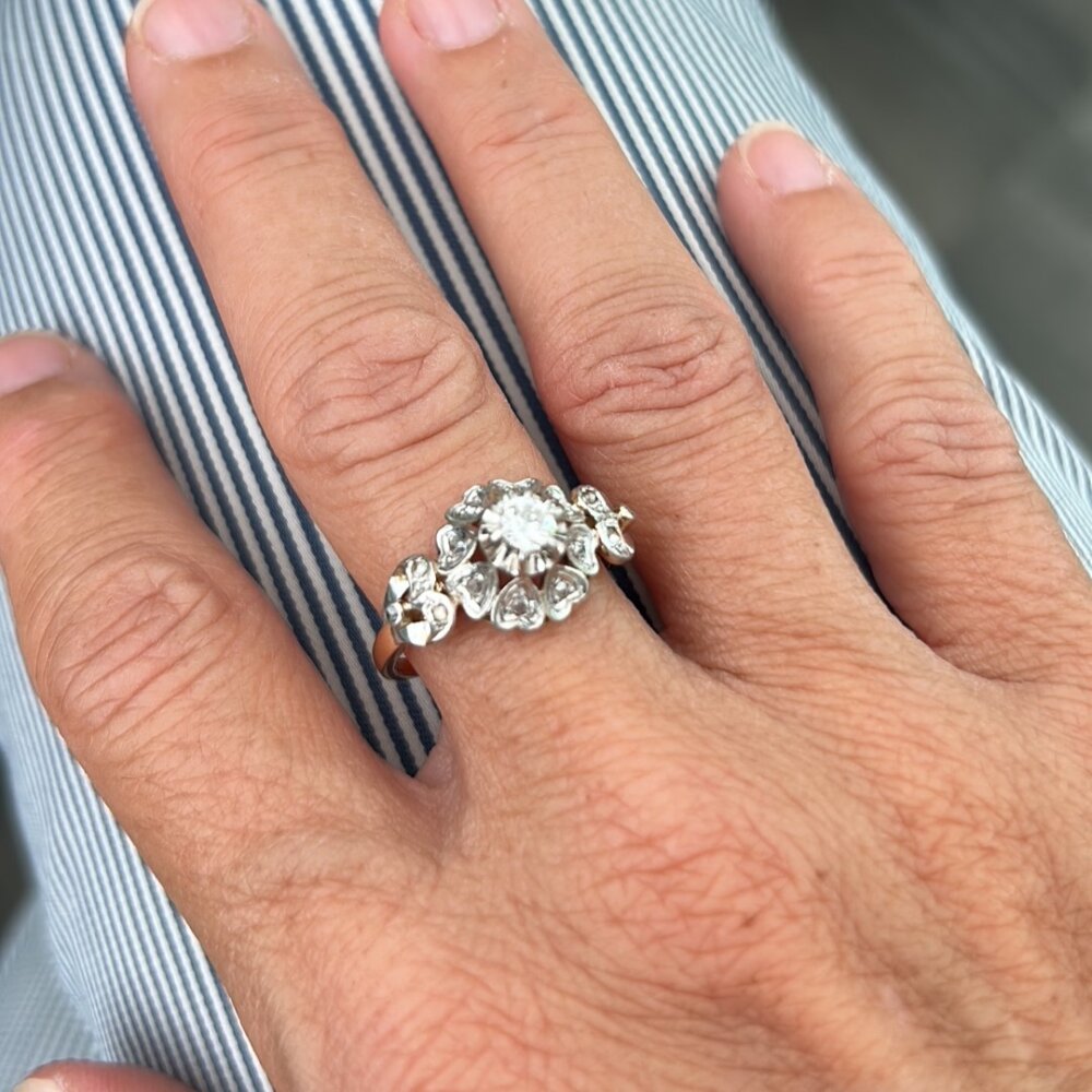 Foto gioiello indossato: anello due ori con diamanti vintage