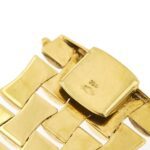 zoom dettaglio incisione punzone 750 oro su chiusura di bracciale a fascia tank anni '40 3 ori