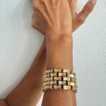 Foto gioiello indossata: bracciale tank a fascia in tre ori
