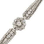 zoom dettaglio fiore centrale e diamanti su bracciale in oro bianco con fiore centrale con diamanti