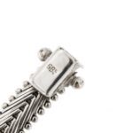 zoom dettaglio incisione su chiusura di bracciale in oro bianco con fiore centrale con diamanti