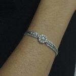 Foto gioiello indossata: bracciale in oro bianco con diamanti con fiore centrale